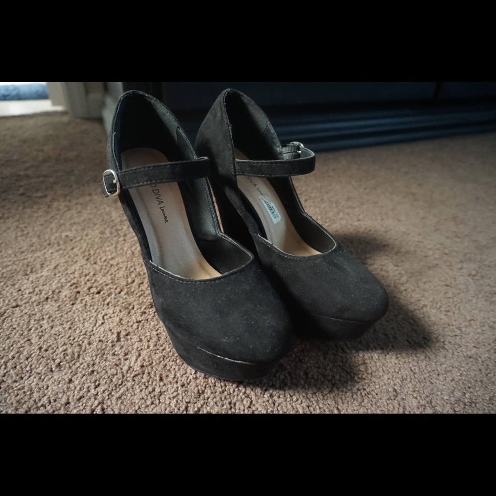 Black wedge shoe